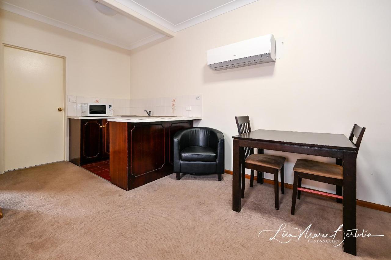 Narrandera Club Motor Inn Dış mekan fotoğraf